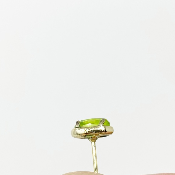Kendra Scott August Birthstone Peridot Ellie Stud Earrings - Picture 4 of 4